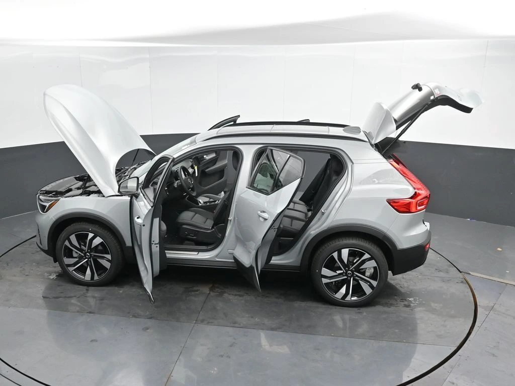 2025 Volvo - image 52