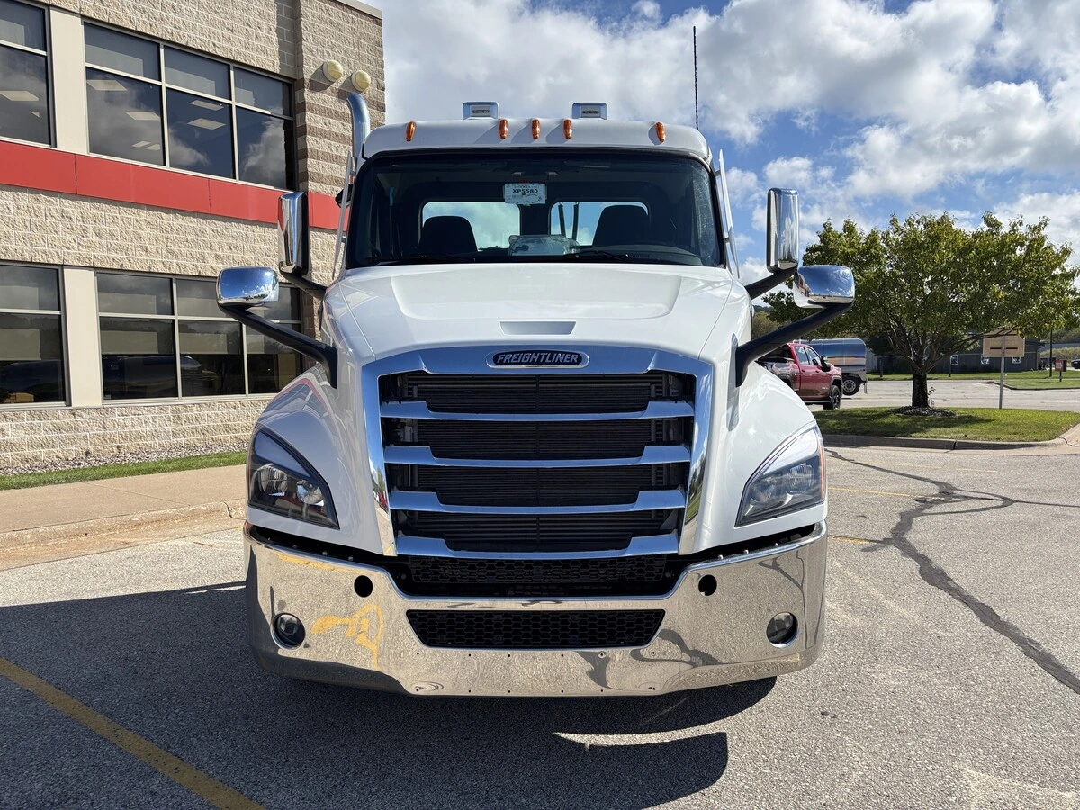 2027 Freightliner Cascadia — photo 2
