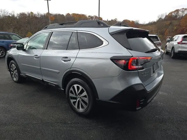 2020 Subaru Outback Premium photo 3