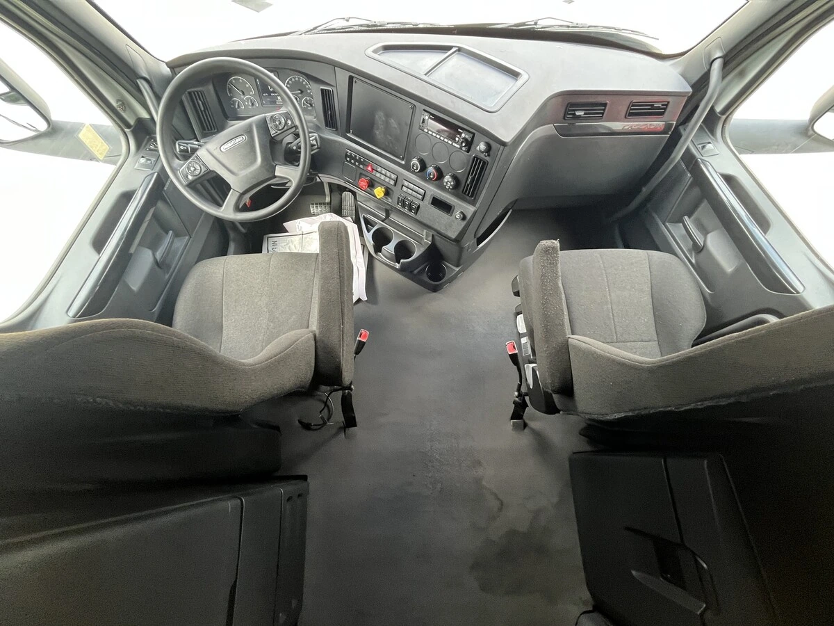 2023 Freightliner Cascadia - image 34