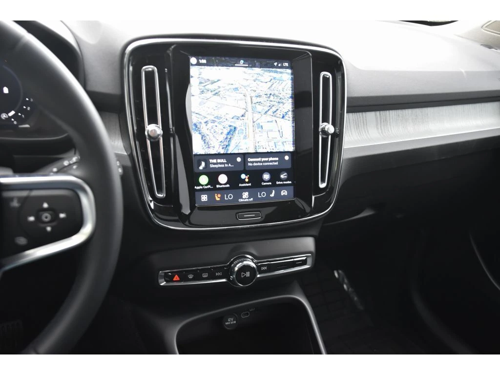 2025 Volvo - image 16