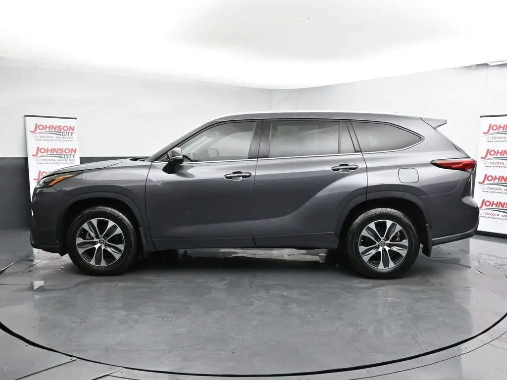 2022 Toyota Highlander XLE photo 2