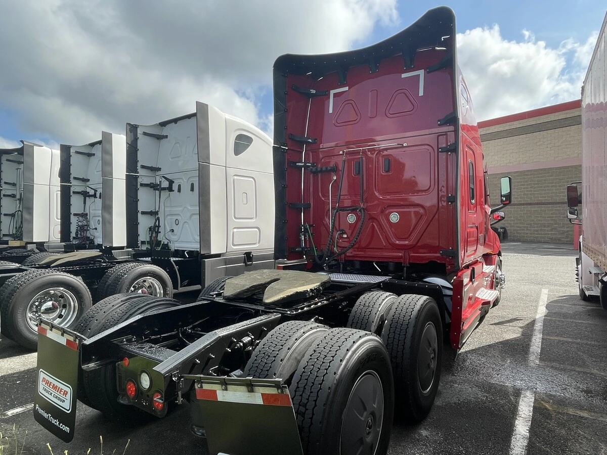 2022 Freightliner Cascadia — photo 8