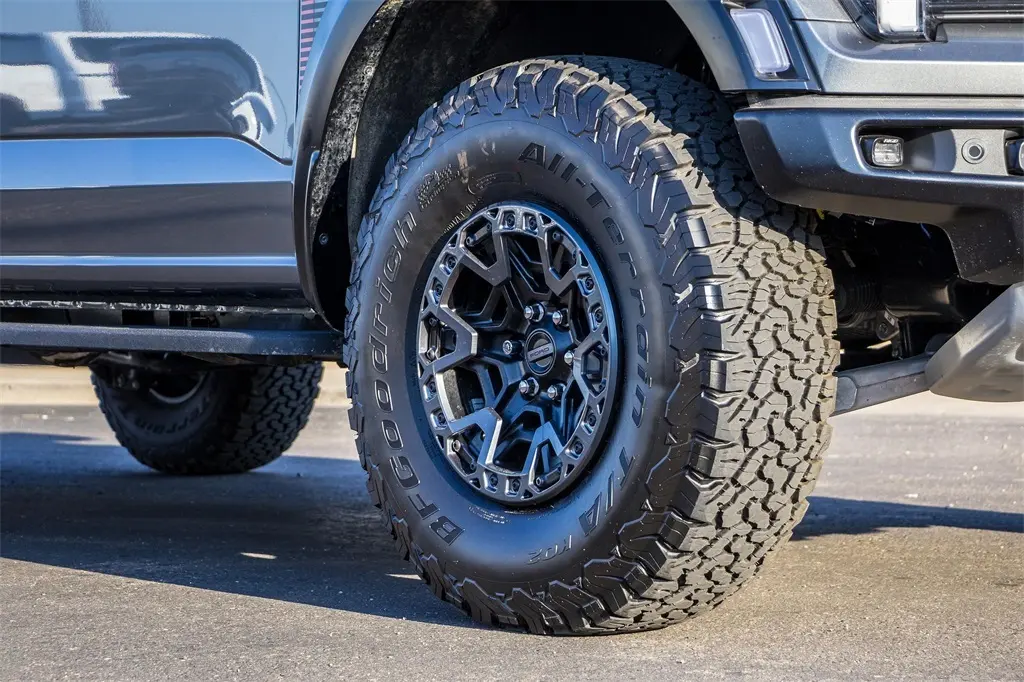 2025 Ford F-150 Raptor photo 2