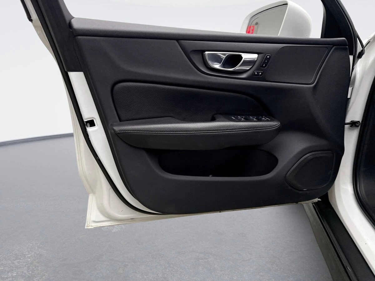 2022 Volvo - image 9