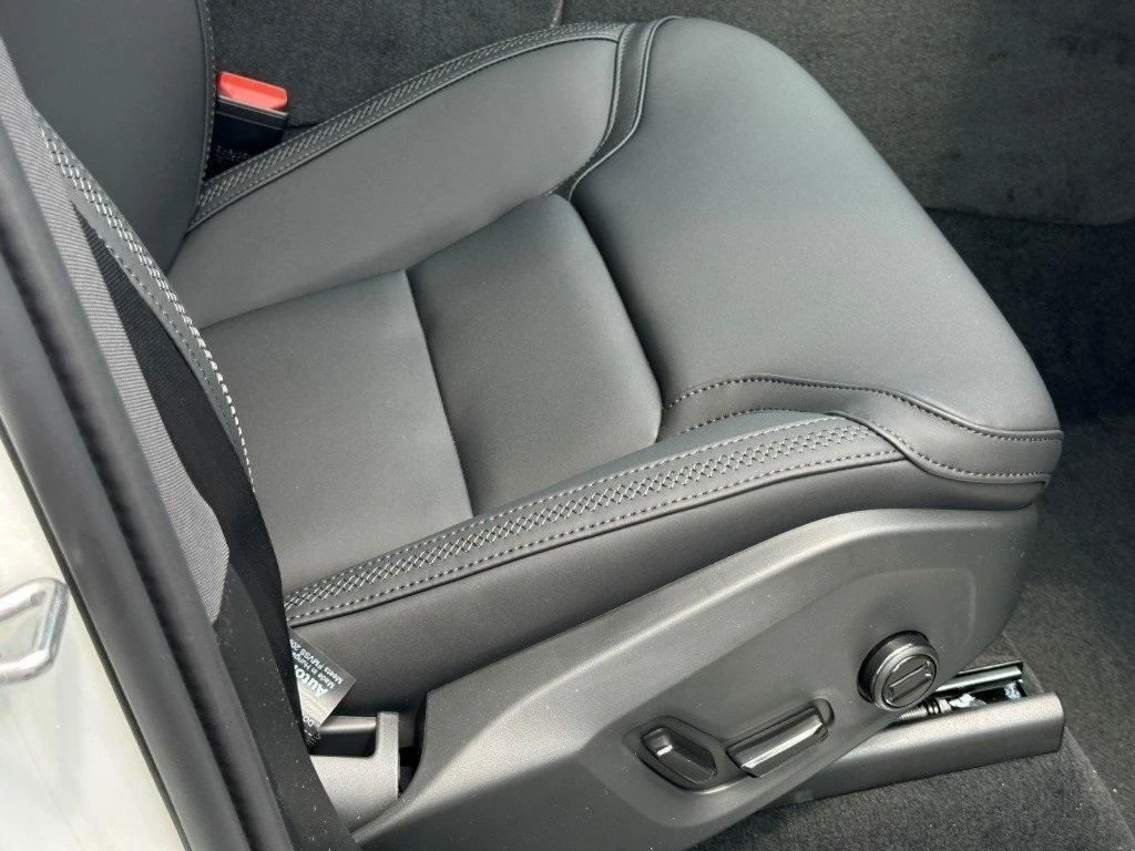 2025 Volvo - image 11