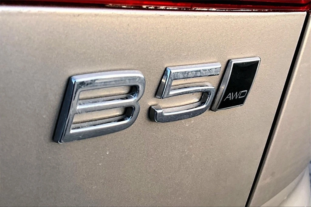 2026 Volvo - image 9