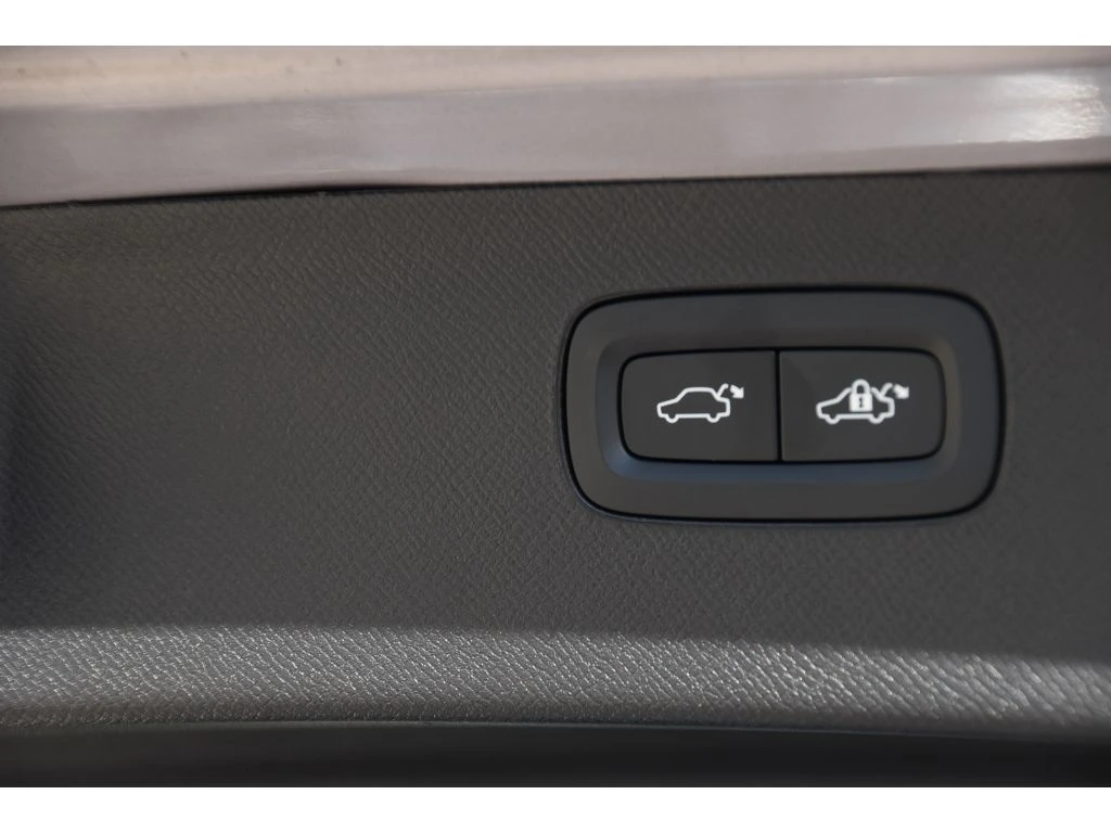 2026 Volvo - image 27