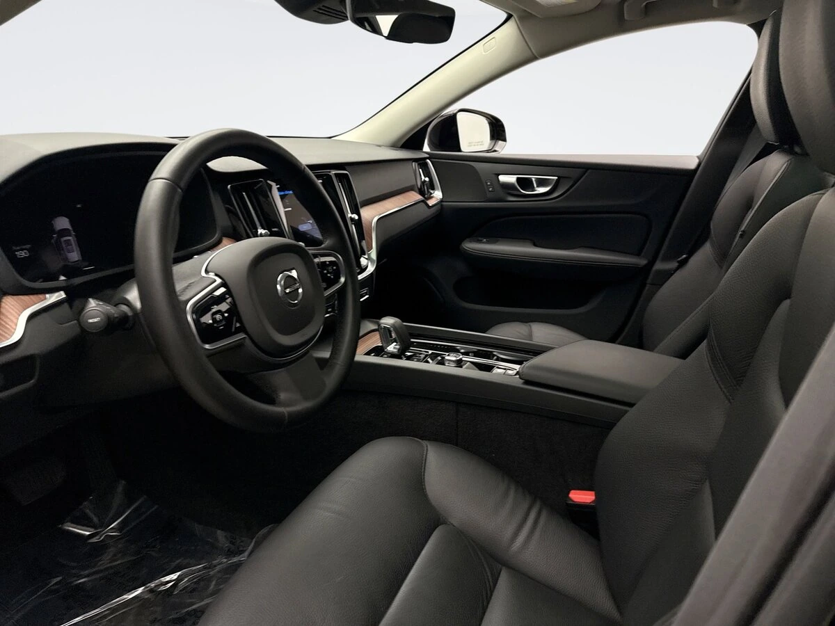 2024 Volvo - image 10