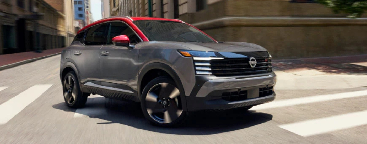 Nissan Kicks SR 2025 de color gris atravesando una intersección