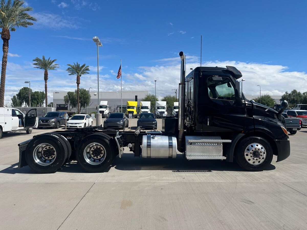 2020 Freightliner Cascadia in Phoenix, AZ — photo 6
