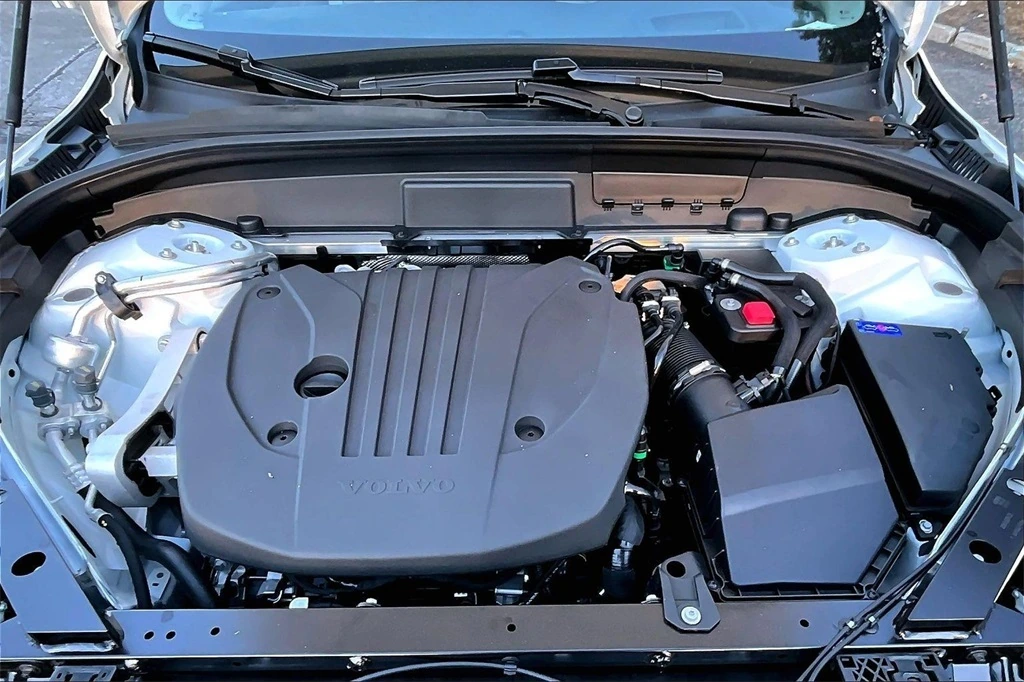 2026 Volvo - image 12
