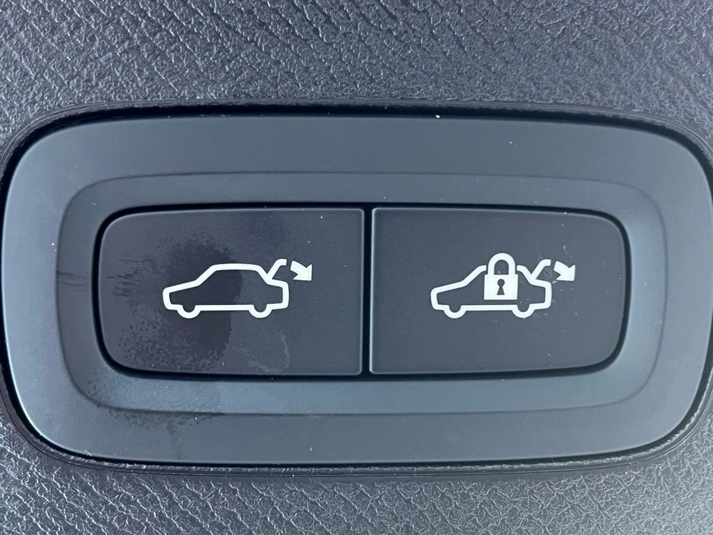 2025 Volvo - image 9