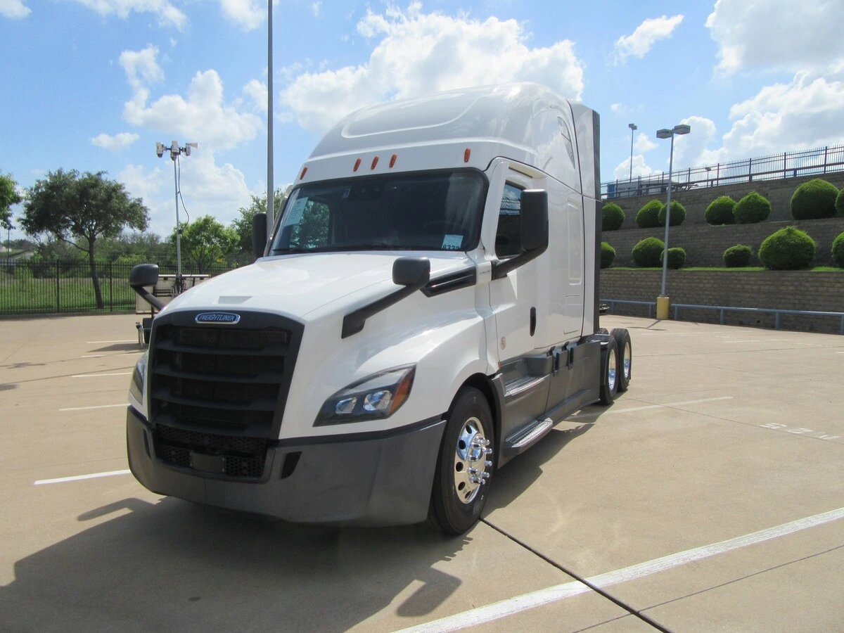 2023 Freightliner Cascadia - image 1