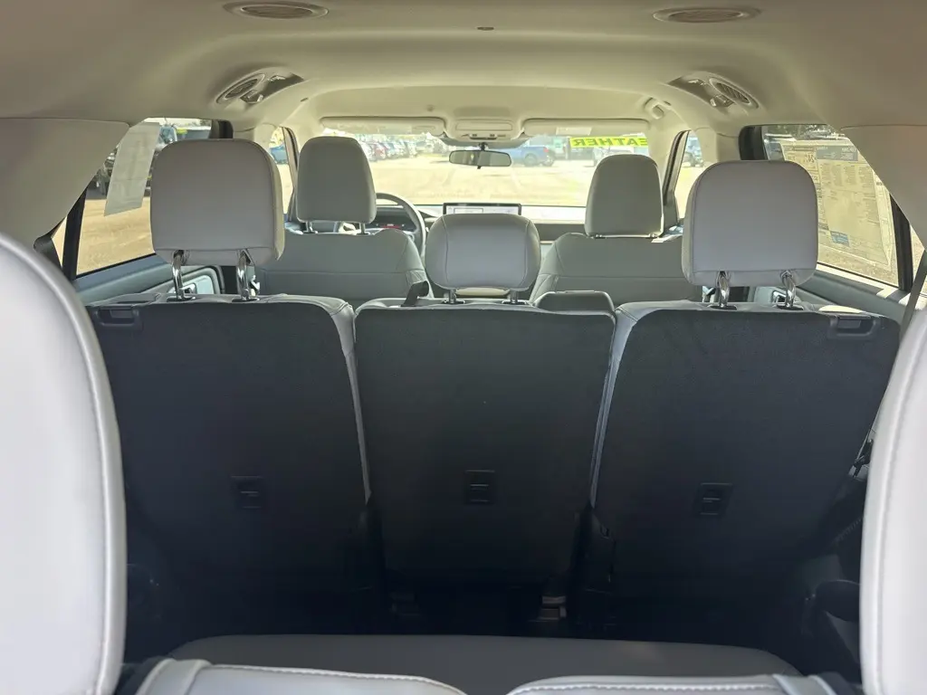 2025 Ford Explorer photo 32