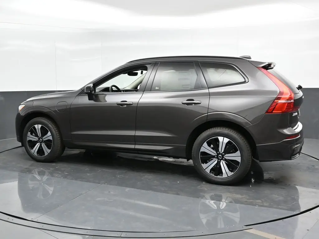 2025 Volvo - image 8
