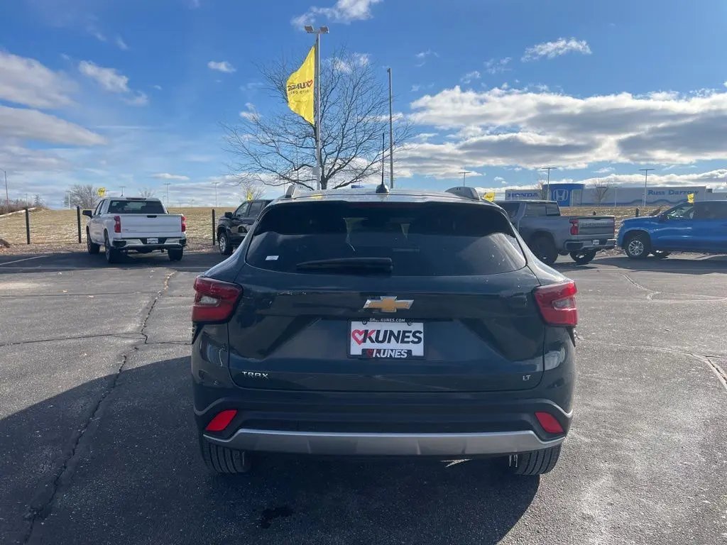 2025 Chevrolet Trax LT photo 2