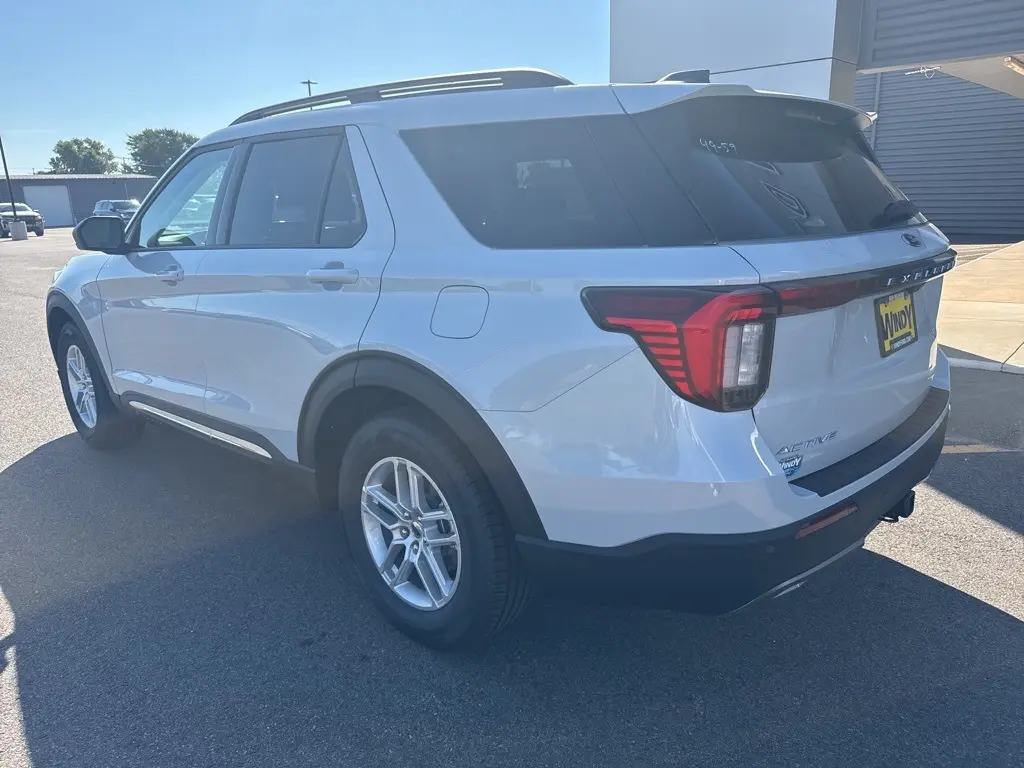 2025 Ford Explorer photo 7