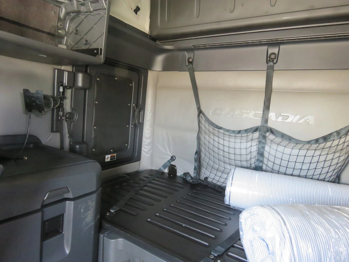 2022 Freightliner Cascadia - image 16