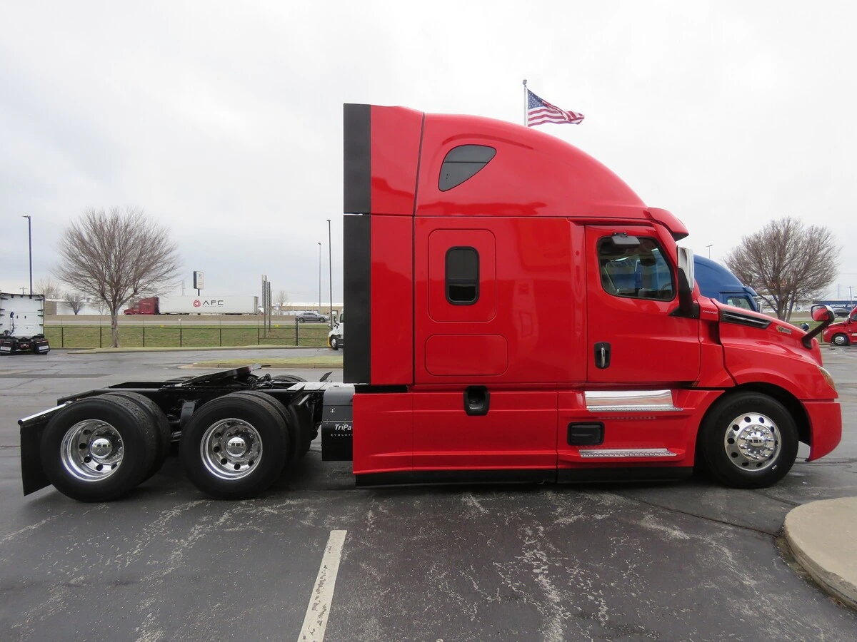 2022 Freightliner Cascadia - image 8