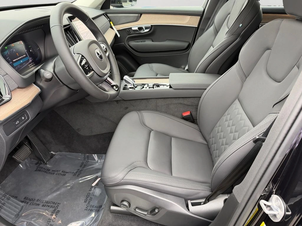 2025 Volvo - image 15