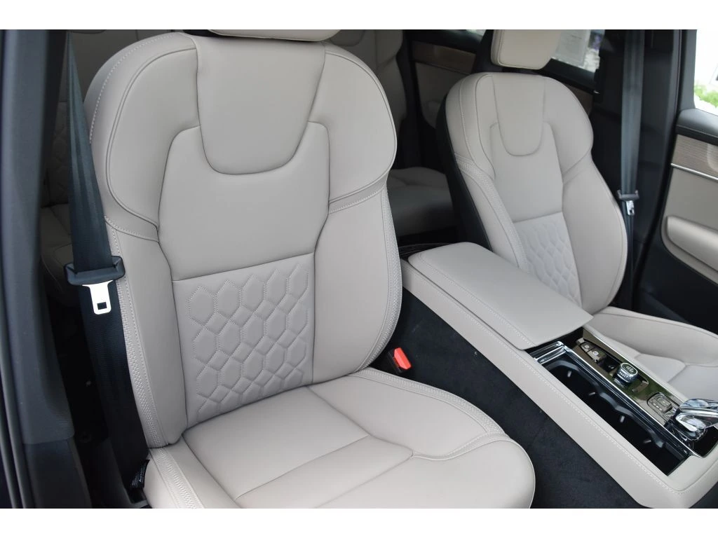 2026 Volvo - image 32