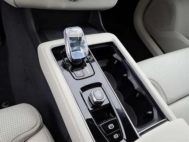 2026 Volvo - image 20