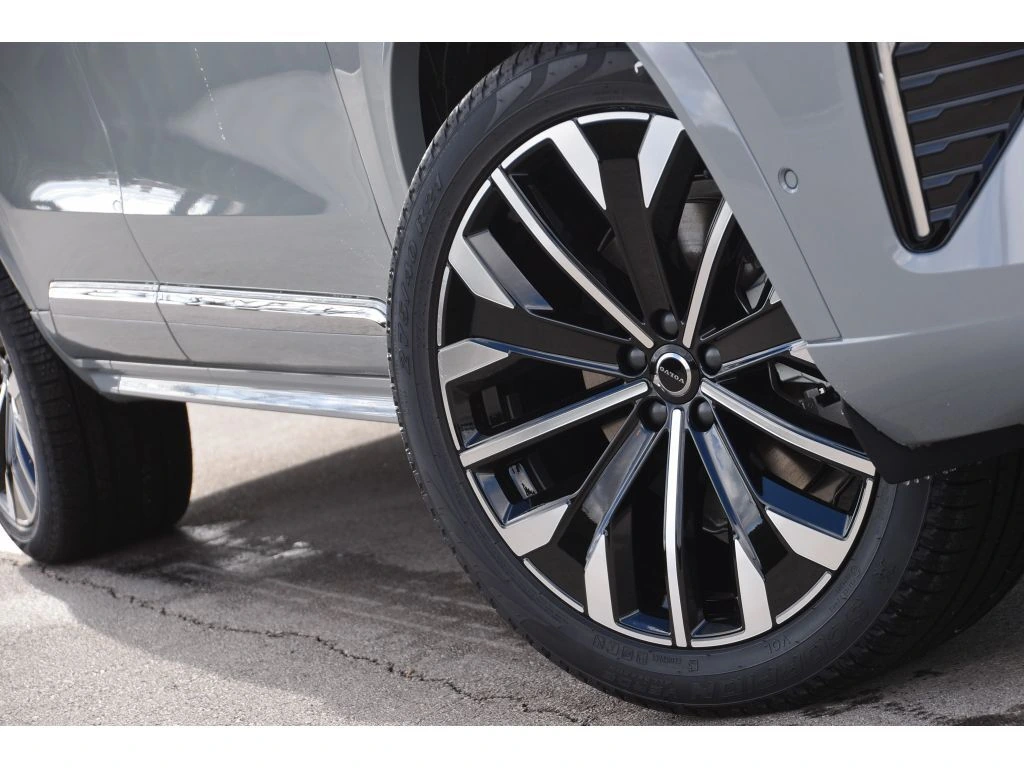 2026 Volvo - image 8