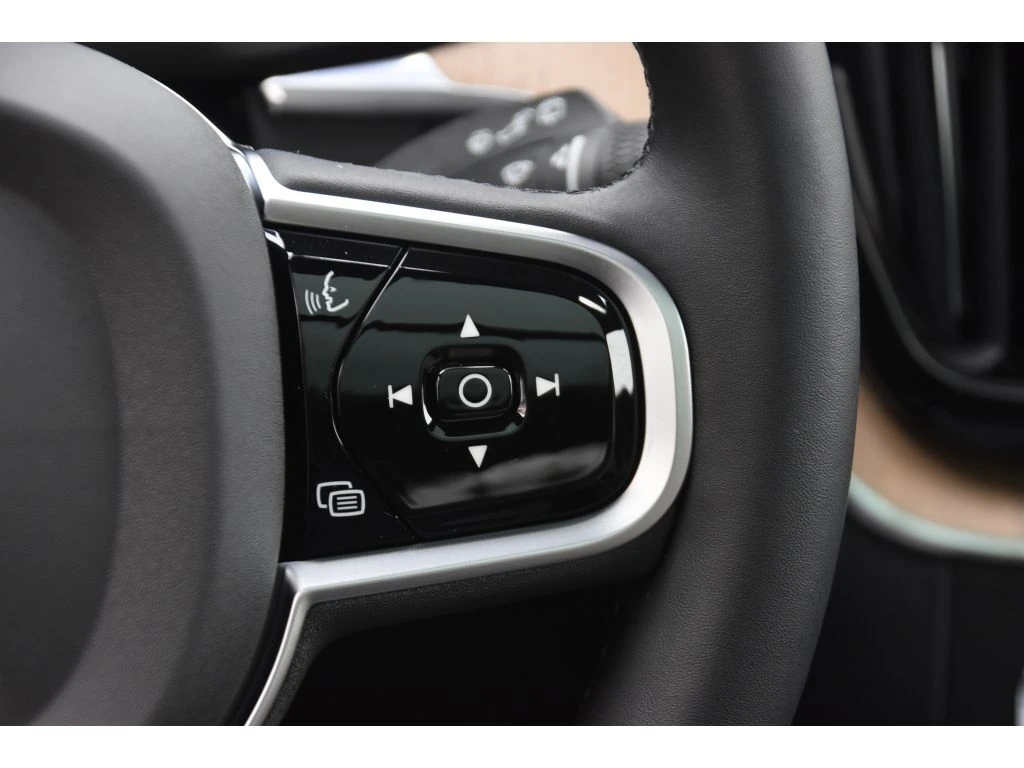 2026 Volvo - image 33