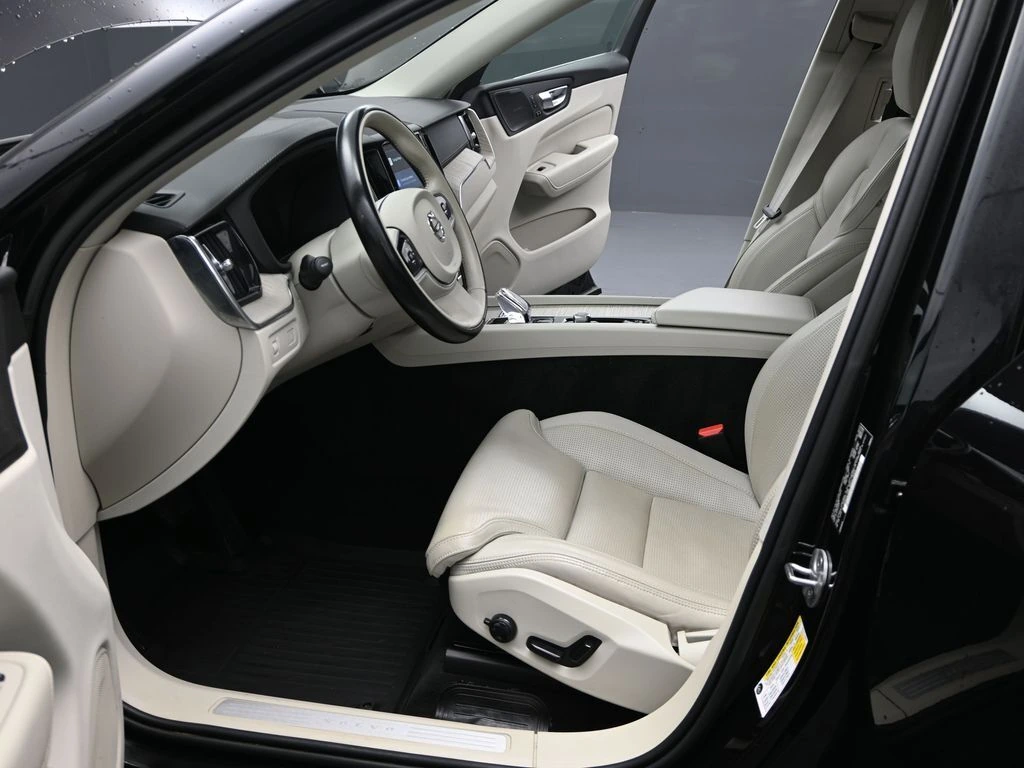 2022 Volvo - image 17