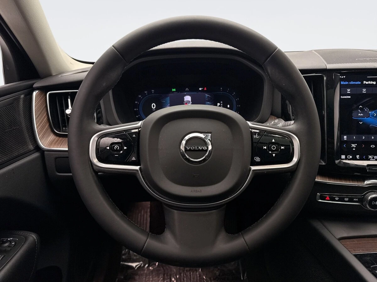 2023 Volvo - image 12