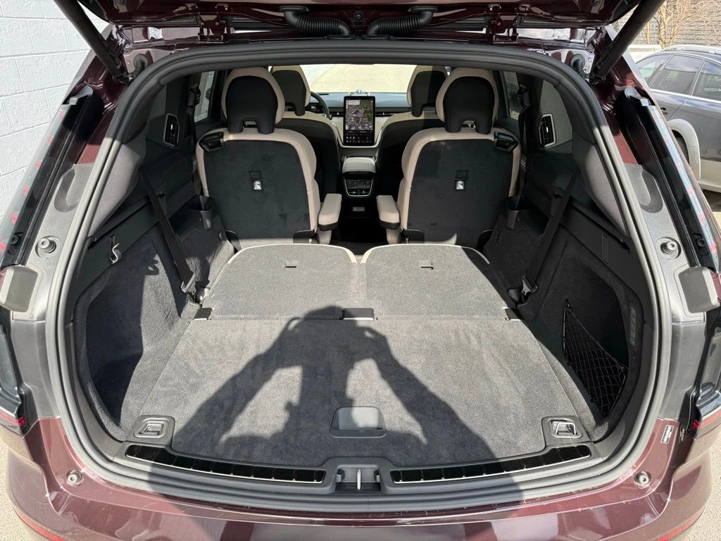 2025 Volvo - image 33