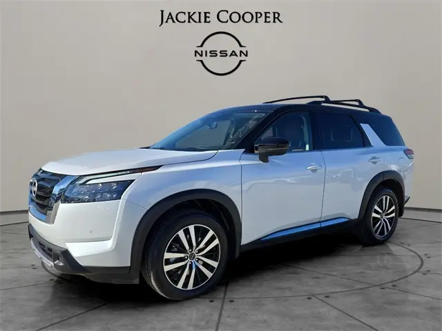 2025 Nissan Pathfinder Platinum's photo