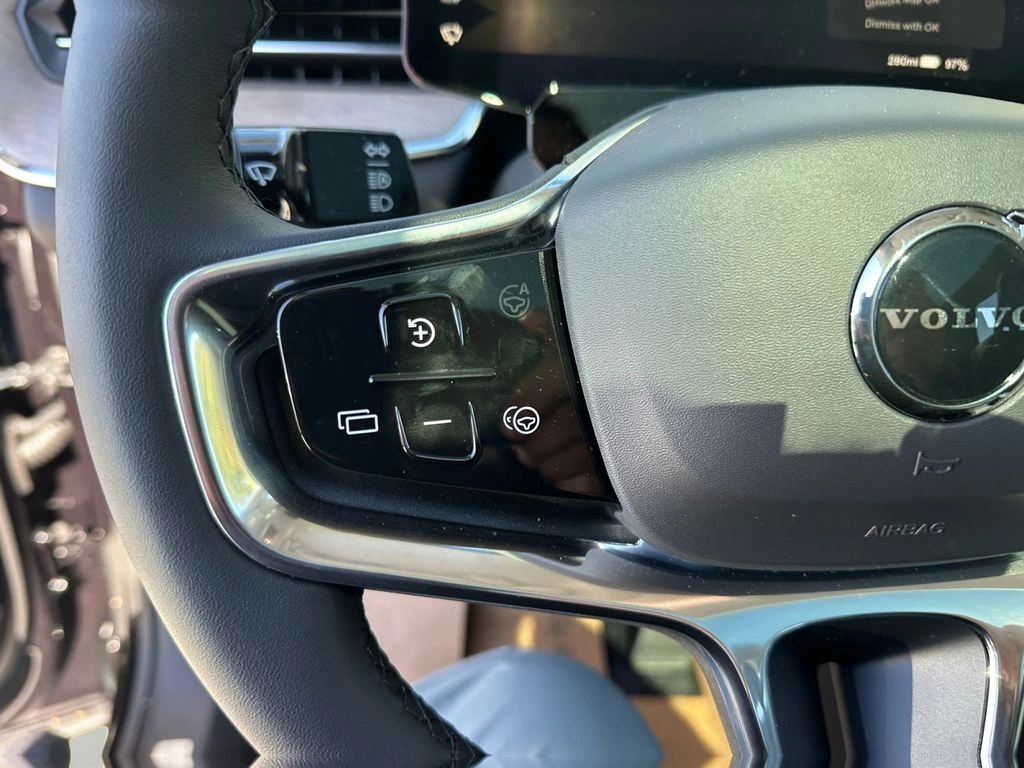 2025 Volvo - image 18