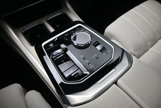 2025 BMW 7 Series 760i - Photo 9