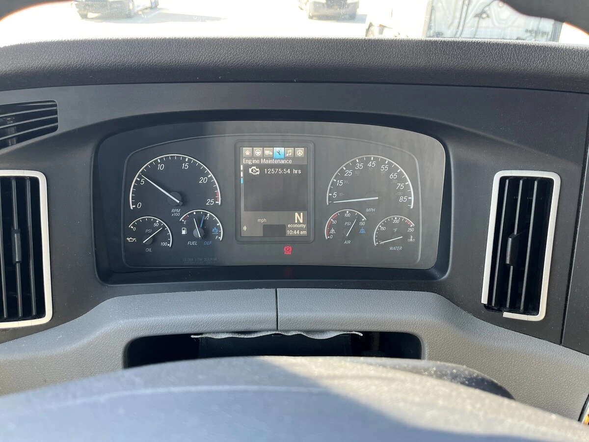 2021 Freightliner Cascadia - image 3