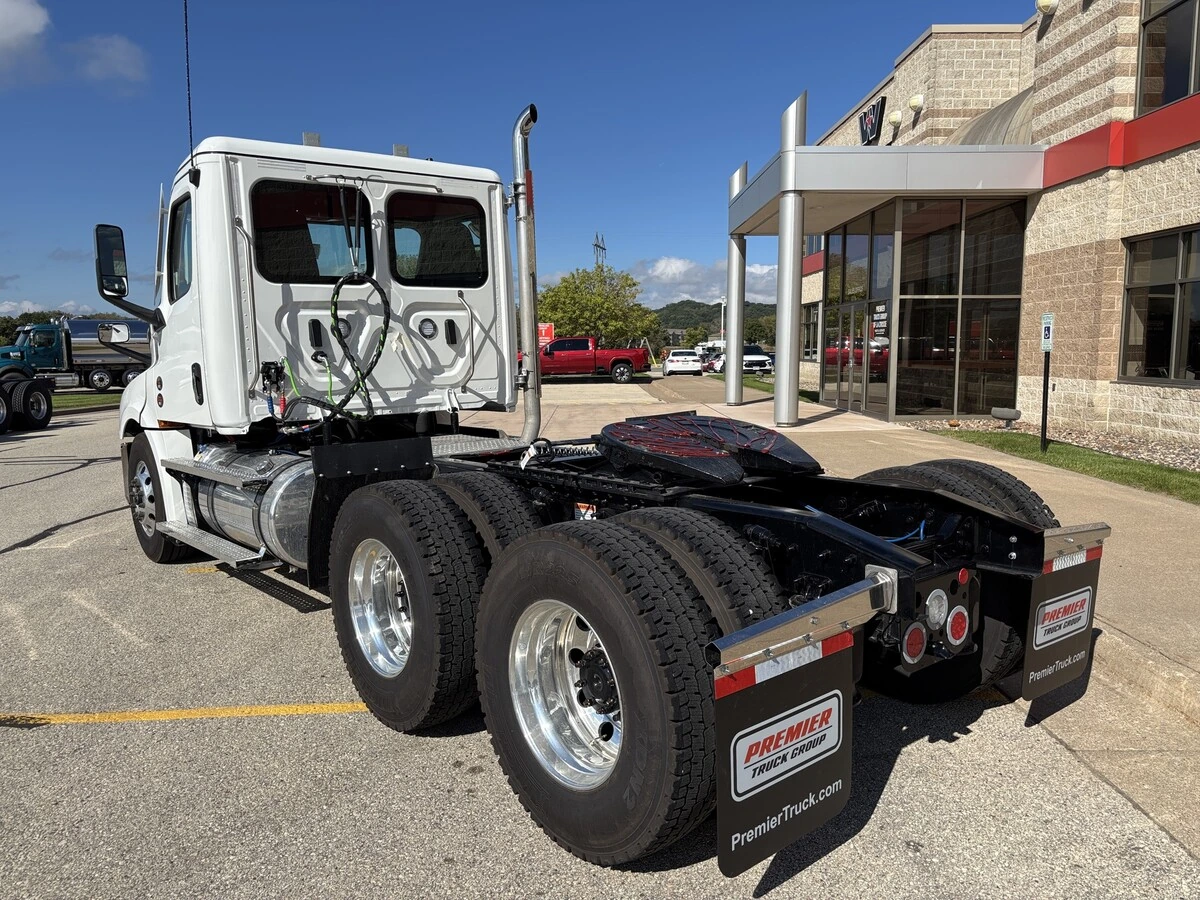 2027 Freightliner Cascadia — photo 7