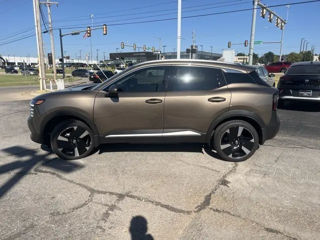 2025 Nissan Kicks SR photo 2