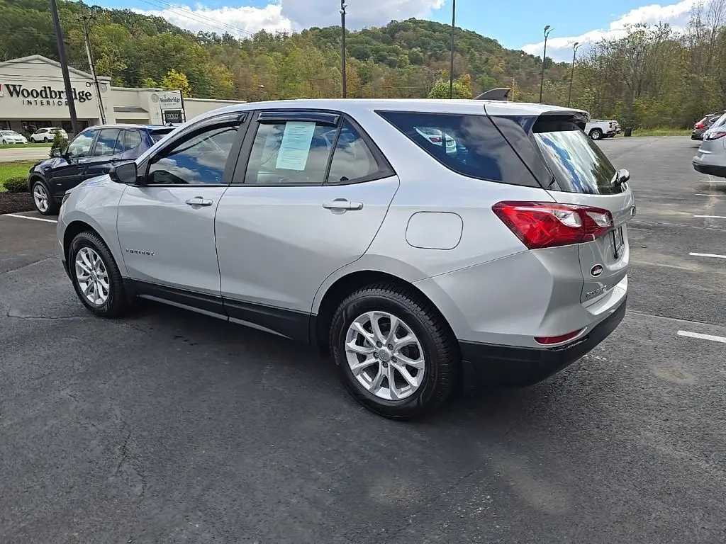 2021 Chevrolet Equinox LS photo 3
