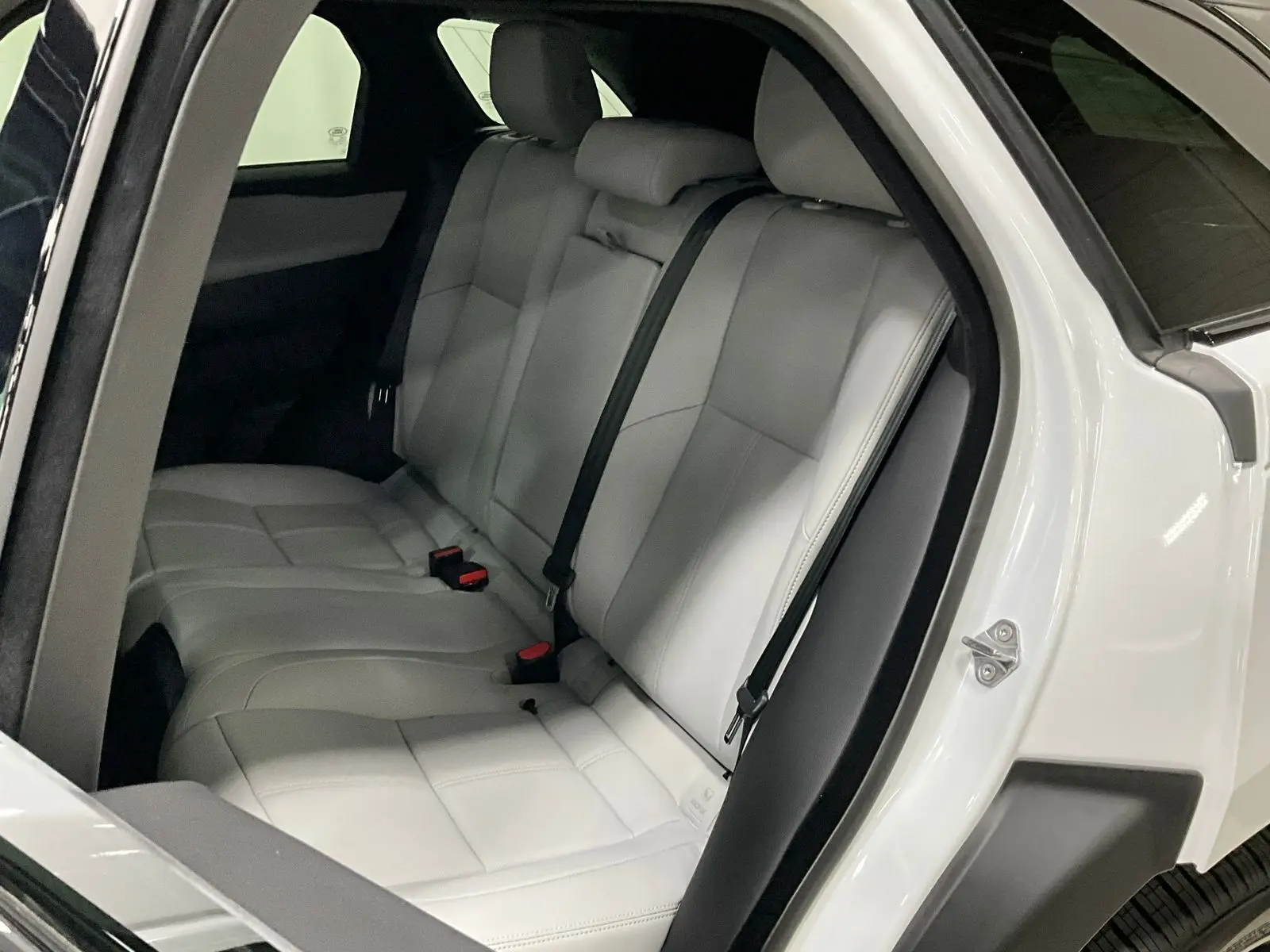 2026 Land Rover Range Rover Velar SE photo 2