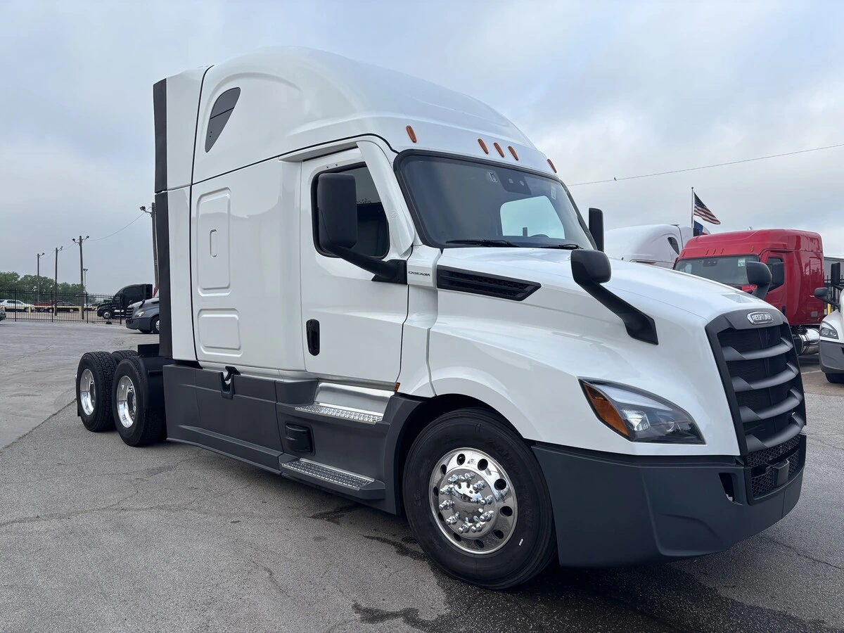2023 Freightliner Cascadia - image 3