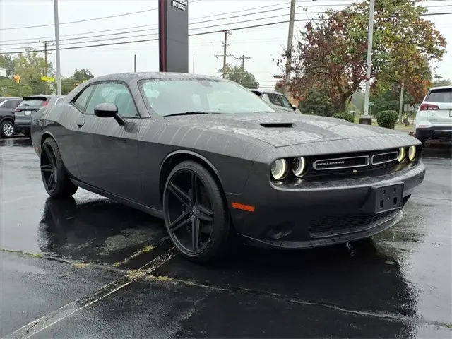 2015 Dodge Challenger SXT photo 3