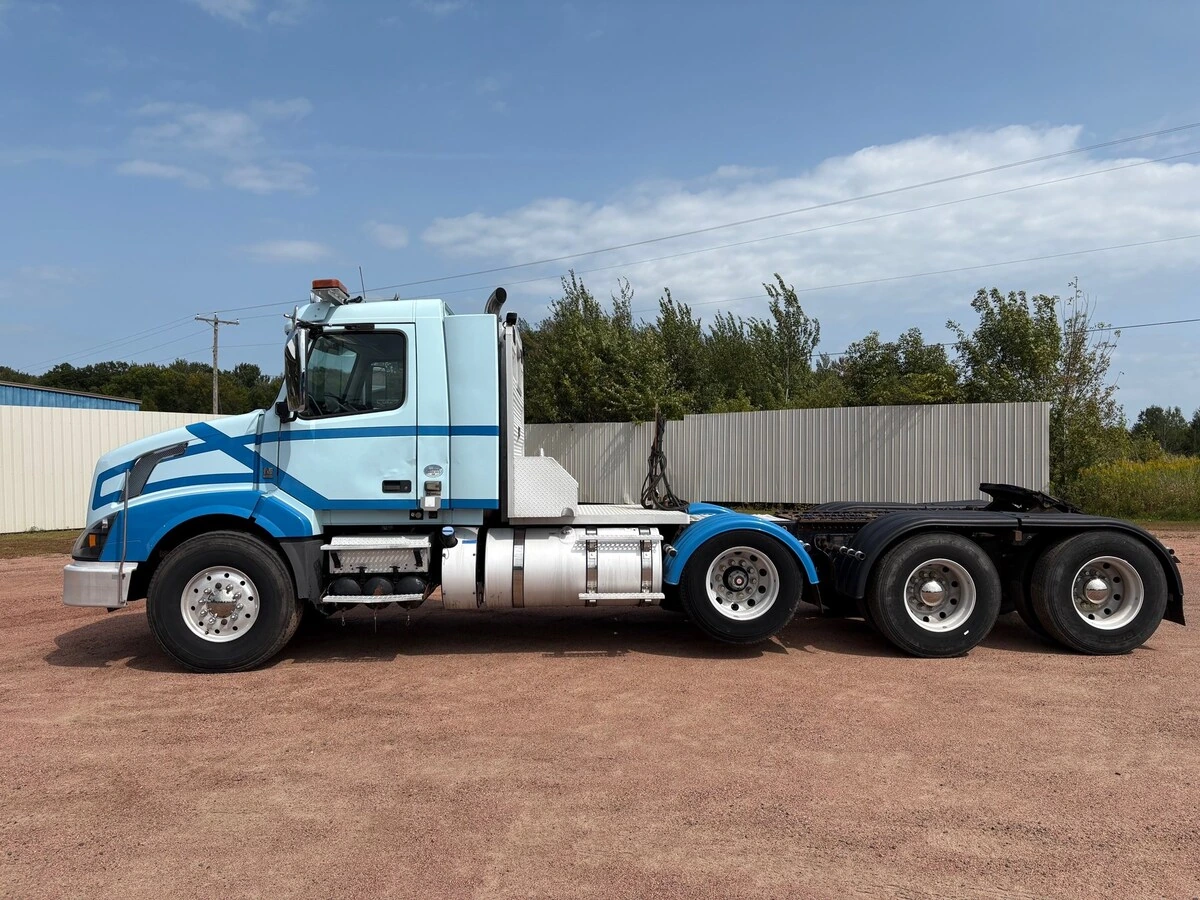 2017 Volvo VNL 860 - image 5