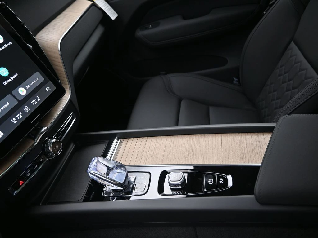 2026 Volvo XC60 Plus - Photo 17