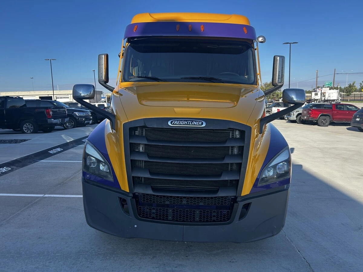 2025 Freightliner Cascadia — photo 2