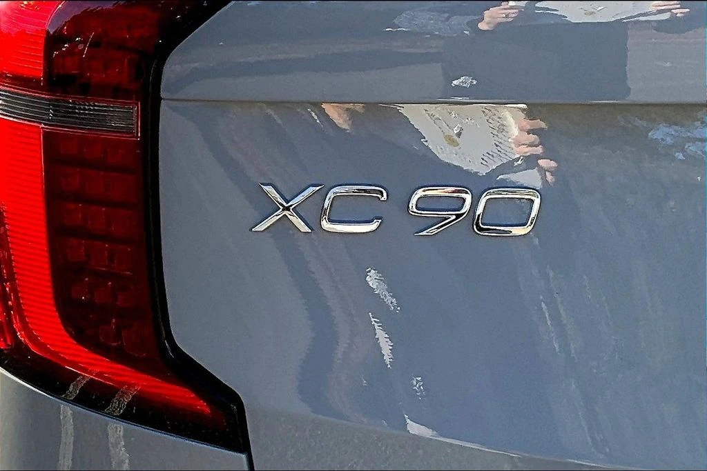 2026 Volvo - image 8