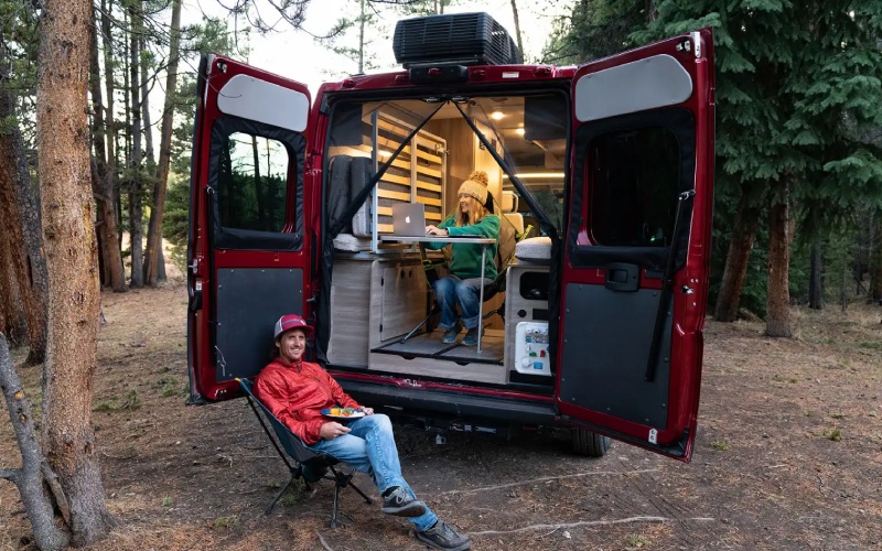 Can the 2026 Winnebago Solis run A/C without a generator near Milwaukee, WI?