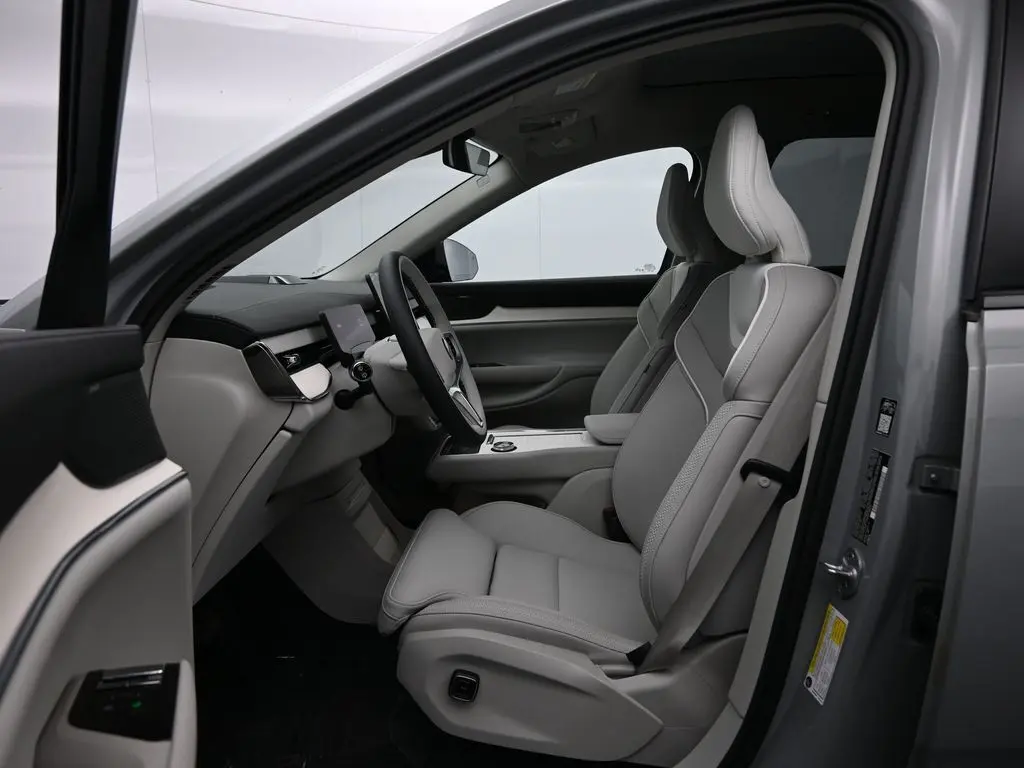 2025 Volvo - image 22