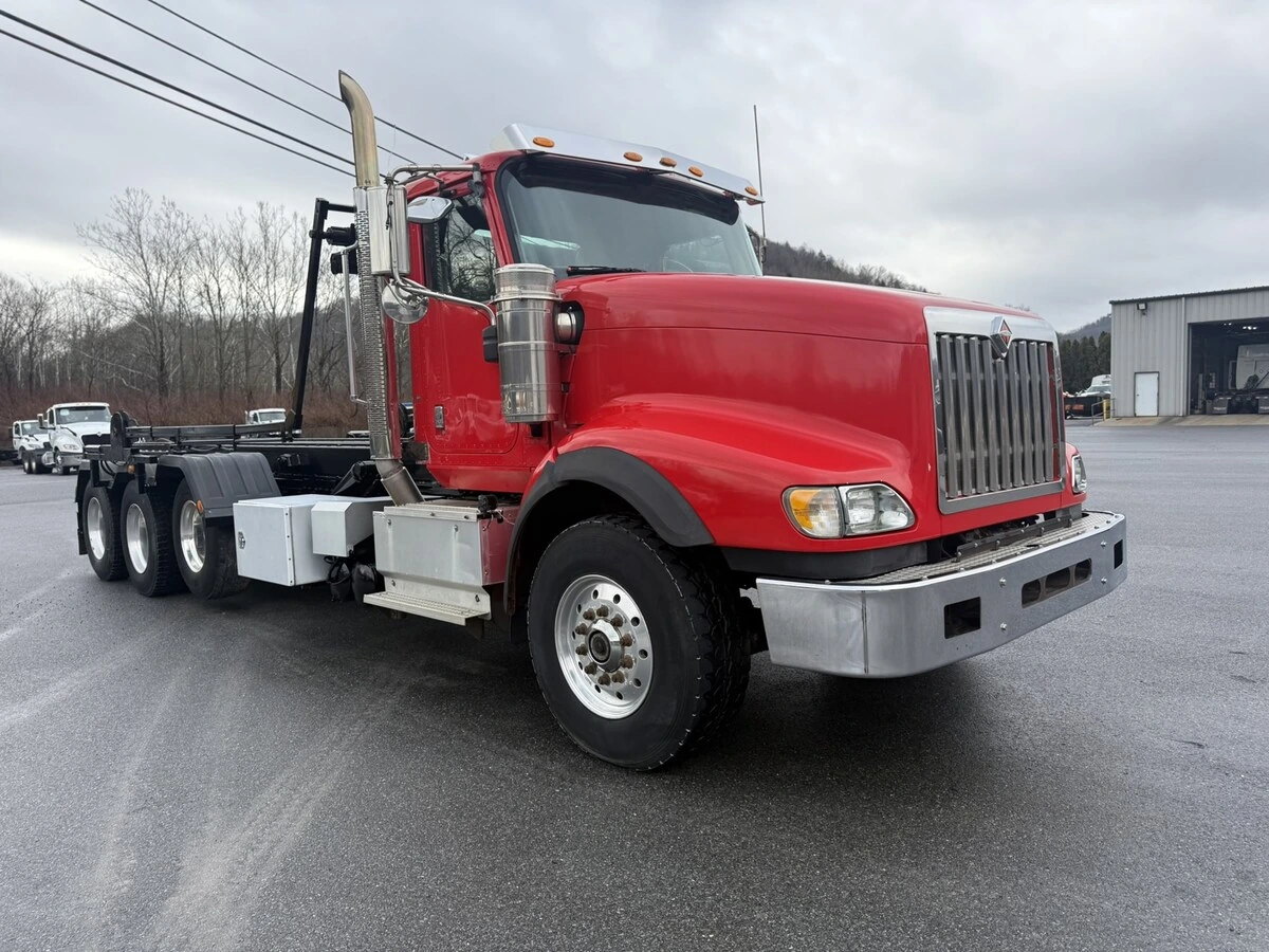 2016 International - image 3