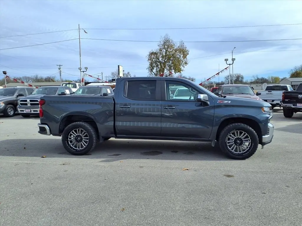 2019 Chevrolet Silverado 1500 LT photo 2